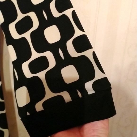 🌺Beautiful Laura black and white dress sz s silky and so comfortable - Picture 4 of 7